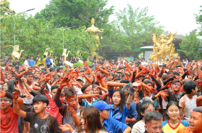 [TRỰC TIẾP HỘI TRẠI] - Hơn 5000 trại sinh HUTECH đang “QUẨY” tưng bừng tại Suối Tiên 273