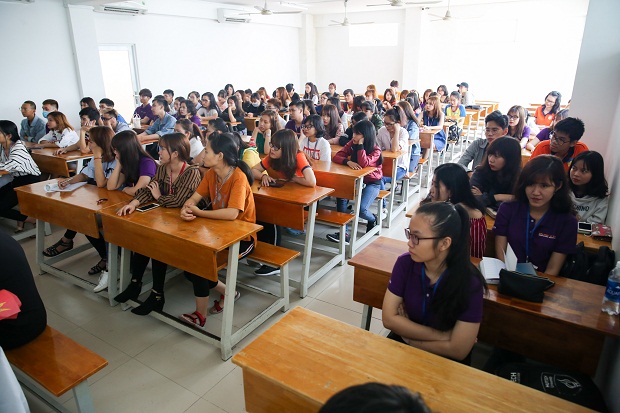 Sinh viên khoa Kiến trúc - Mỹ thuật học cách tính giá thành sản phẩm dệt may cùng chuyên gia 21