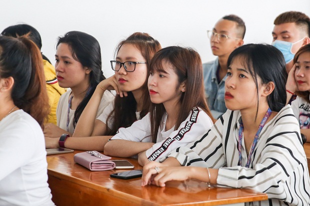 Sinh viên khoa Kiến trúc - Mỹ thuật học cách tính giá thành sản phẩm dệt may cùng chuyên gia 29
