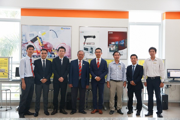 Mitsubishi Electric Vietnam donates to HUTECH VND 2.6 billion worth of automation equipment 69