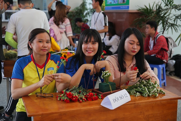 Rộn ràng cuộc thi cắm hoa “Tôn vinh người phụ nữ Việt” của sinh viên HUTECH 58