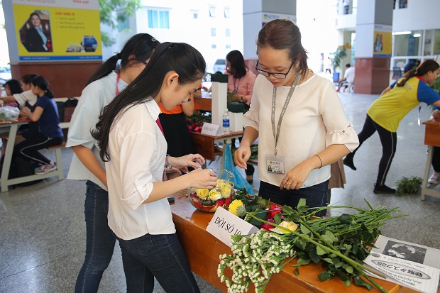 Rộn ràng cuộc thi cắm hoa “Tôn vinh người phụ nữ Việt” của sinh viên HUTECH 62