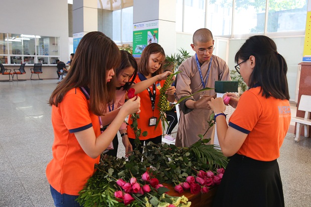 Rộn ràng cuộc thi cắm hoa “Tôn vinh người phụ nữ Việt” của sinh viên HUTECH 64