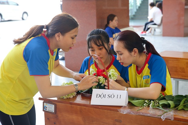 Rộn ràng cuộc thi cắm hoa “Tôn vinh người phụ nữ Việt” của sinh viên HUTECH 67