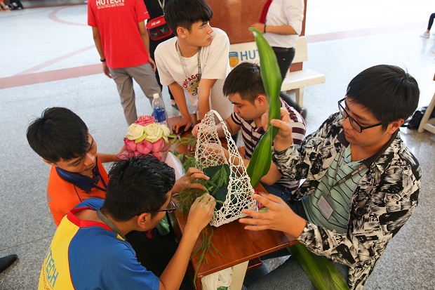 Rộn ràng cuộc thi cắm hoa “Tôn vinh người phụ nữ Việt” của sinh viên HUTECH 70