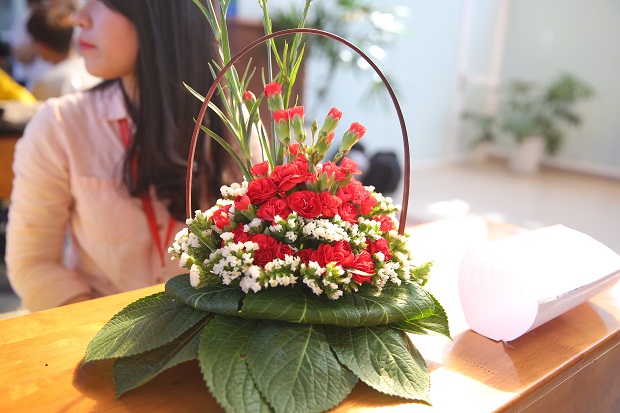 Rộn ràng cuộc thi cắm hoa “Tôn vinh người phụ nữ Việt” của sinh viên HUTECH 76