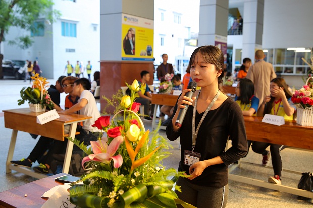 Rộn ràng cuộc thi cắm hoa “Tôn vinh người phụ nữ Việt” của sinh viên HUTECH 73