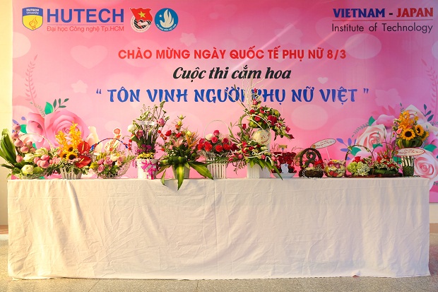 Rộn ràng cuộc thi cắm hoa “Tôn vinh người phụ nữ Việt” của sinh viên HUTECH 26