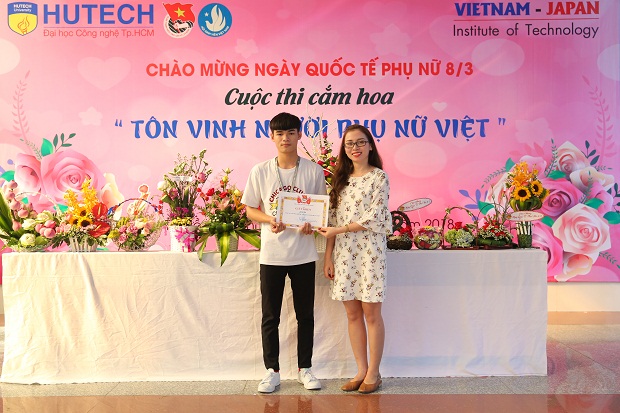 Rộn ràng cuộc thi cắm hoa “Tôn vinh người phụ nữ Việt” của sinh viên HUTECH 40