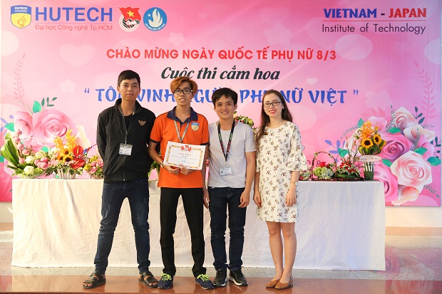 Rộn ràng cuộc thi cắm hoa “Tôn vinh người phụ nữ Việt” của sinh viên HUTECH 34