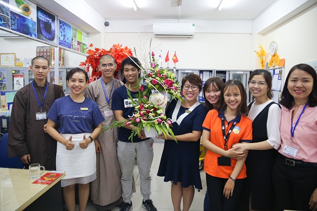 Rộn ràng cuộc thi cắm hoa “Tôn vinh người phụ nữ Việt” của sinh viên HUTECH 48