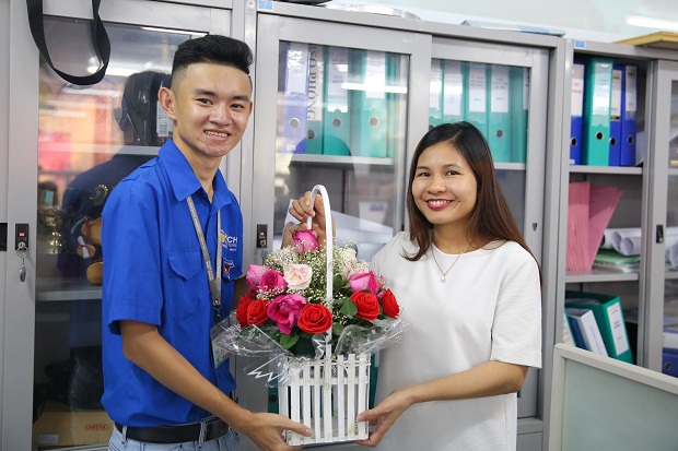 Rộn ràng cuộc thi cắm hoa “Tôn vinh người phụ nữ Việt” của sinh viên HUTECH 45