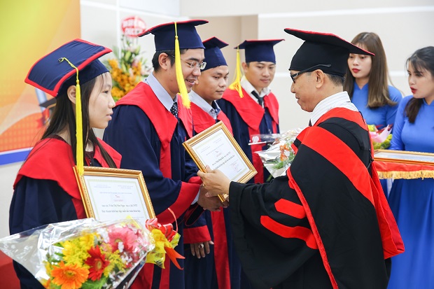 Tháng 03 - Đại học HUTECH rộn ràng Lễ tốt nghiệp của Sinh viên 29