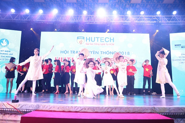 “Đêm hội văn hoá” của Hội trại truyền thống HUTECH 2018 “nóng hừng hực” với Lam Trường và Hari Won 49