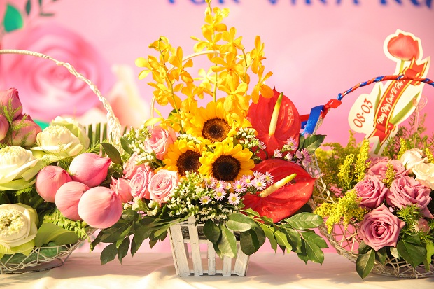 Rộn ràng cuộc thi cắm hoa “Tôn vinh người phụ nữ Việt” của sinh viên HUTECH 85