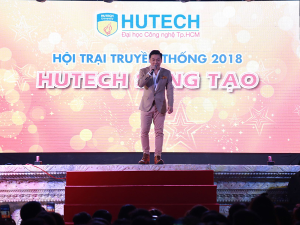 Anh Hai Lam Trường, Hari Won 'thắp lửa' Hội trại truyền thống sinh viên HUTECH 17