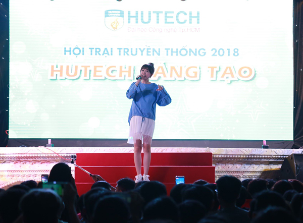 Anh Hai Lam Trường, Hari Won 'thắp lửa' Hội trại truyền thống sinh viên HUTECH 41