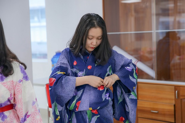 Sinh viên HUTECH hào hứng mặc thử trang phục truyền thống Nhật Bản 25