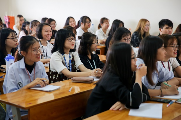Đoàn Giáo sư và Học viên cao học Đại học Seoul thăm và thực tập tại HUTECH 37