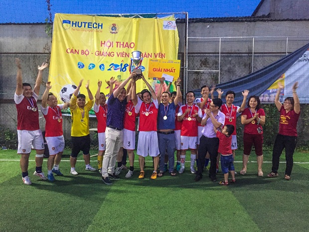 Bế mạc và trao giải chung kết Bóng đá Công đoàn HUTECH năm 2018 32