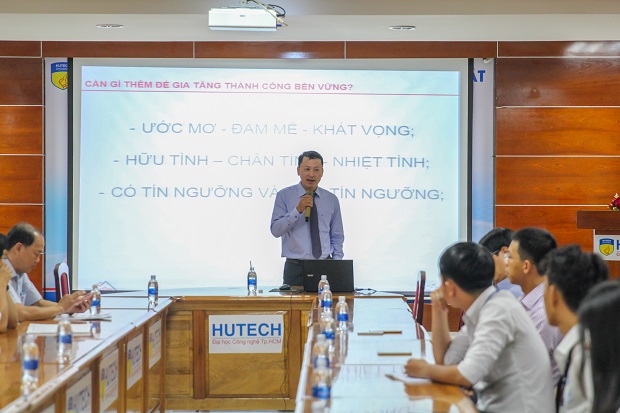 Lawyer Thieu Anh Duong discusses career orientation topics with students of HUTECH Faculty of Law 8