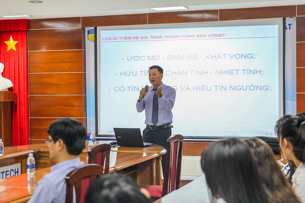 Lawyer Thieu Anh Duong discusses career orientation topics with students of HUTECH Faculty of Law 28