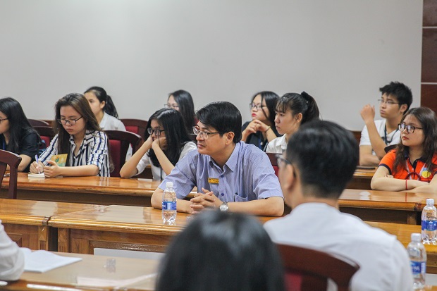 Lawyer Thieu Anh Duong discusses career orientation topics with students of HUTECH Faculty of Law 18