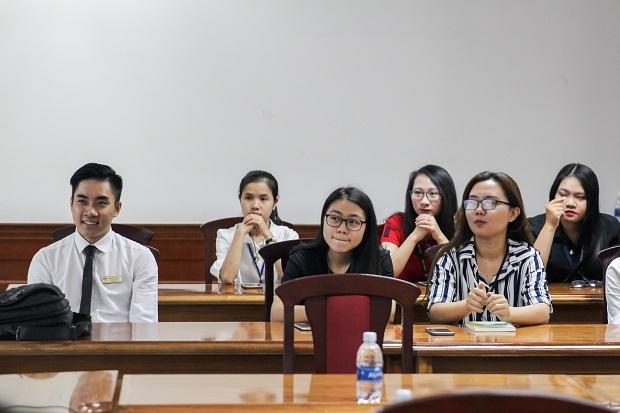 Lawyer Thieu Anh Duong discusses career orientation topics with students of HUTECH Faculty of Law 38