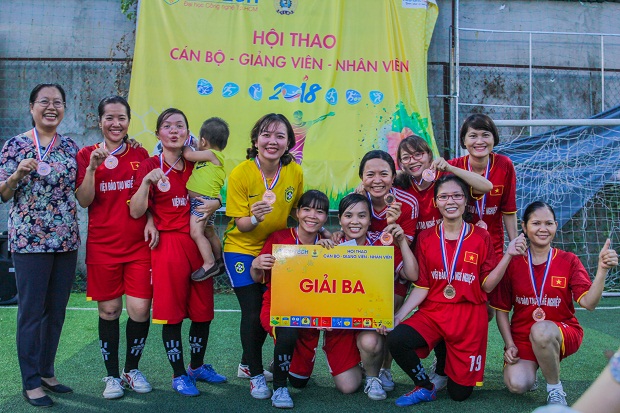 Bế mạc và trao giải chung kết Bóng đá Công đoàn HUTECH năm 2018 69