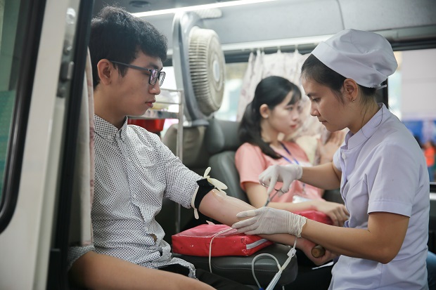 Hơn 600 đơn vị máu đã được hiến trong ngày hội hiến máu lần 3 năm 2018 của sinh viên HUTECH 37