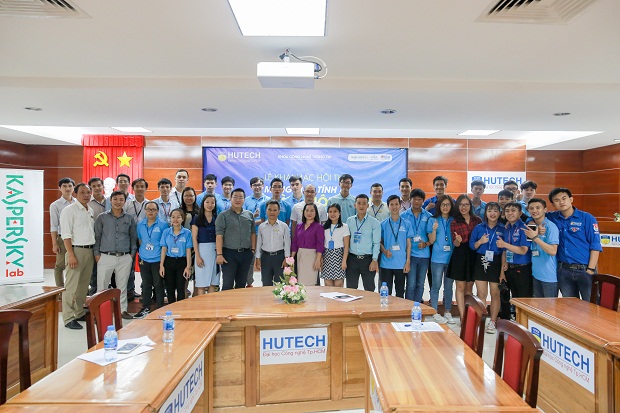 Khởi tranh Hội thi Mạng máy tính và An toàn thông tin HUTECH 2018 52