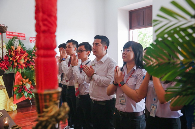 HUTECH dâng hương tại Bảo tàng Hồ Chí Minh nhân kỷ niệm 128 năm ngày sinh của Bác 27