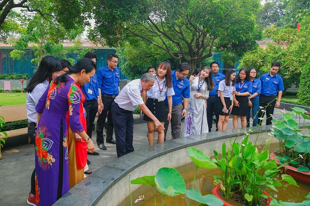 HUTECH dâng hương tại Bảo tàng Hồ Chí Minh nhân kỷ niệm 128 năm ngày sinh của Bác 103