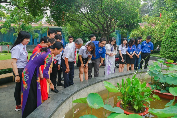 HUTECH dâng hương tại Bảo tàng Hồ Chí Minh nhân kỷ niệm 128 năm ngày sinh của Bác 101