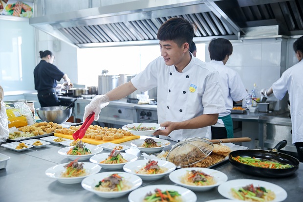 Ấn tượng nhà hàng “Lá Việt” đậm chất miệt vườn phương Nam của sinh viên HUTECH 23