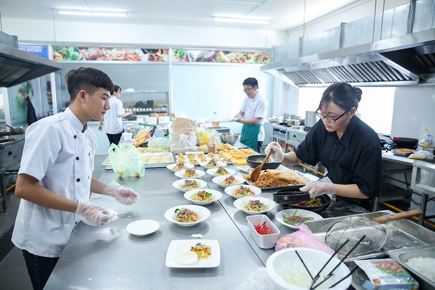 Ấn tượng nhà hàng “Lá Việt” đậm chất miệt vườn phương Nam của sinh viên HUTECH 20