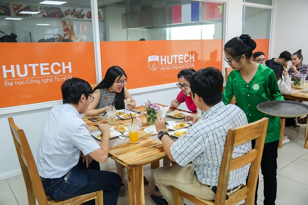 Ấn tượng nhà hàng “Lá Việt” đậm chất miệt vườn phương Nam của sinh viên HUTECH 49