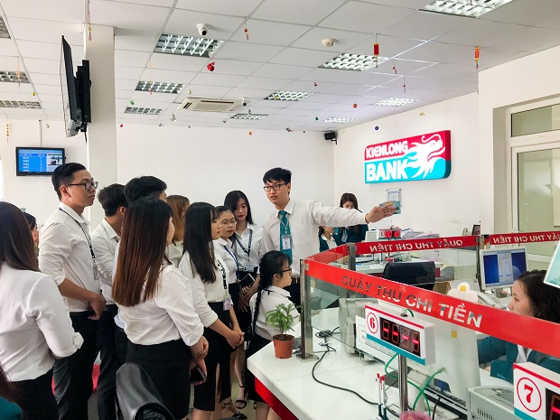 Sinh viên khoa Luật tìm hiểu môi trường làm việc tại Kienlongbank 36