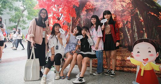 Tưng bừng “Ngày hội Văn hóa Quốc tế - “International Cultural Festival 2018” cùng sinh viên HUTECH 13