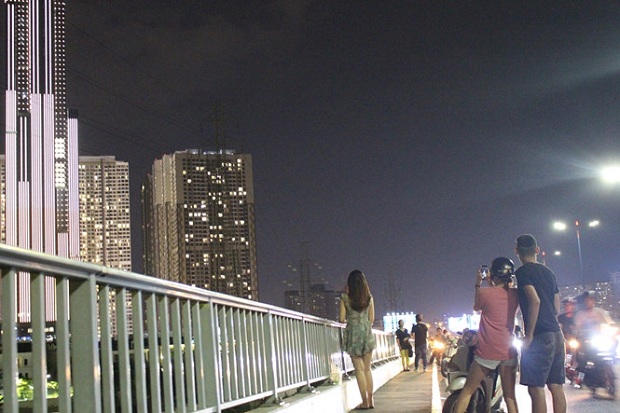 Nguy hiểm khi tìm view "sống ảo" trên cầu Sài Gòn 21