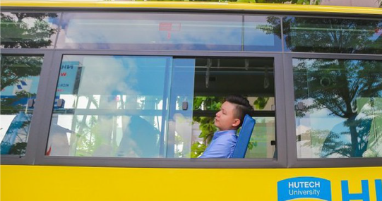 Có sinh viên trường nào sướng như ở Hutech, được đưa đón tận nơi bằng xe buýt miễn phí 100%? 23