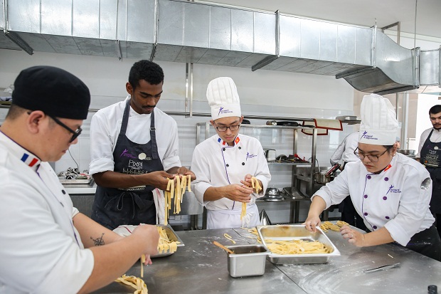 Sinh viên HUTECH và ĐH Cergy-Pontoise (Pháp) chuyên nghiệp khi chế biến và trình bày món ăn 80