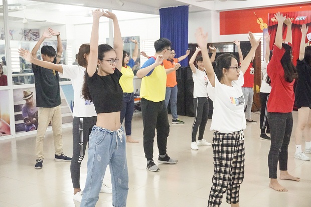 Khai giảng khóa nhảy hiện đại của vũ công Quang Đăng tại HUTECH 57