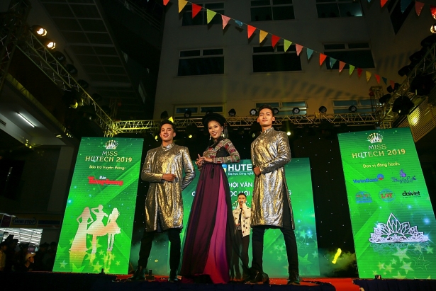Văn Mai Hương khuấy động đêm hội văn hóa của sinh viên HUTECH 53