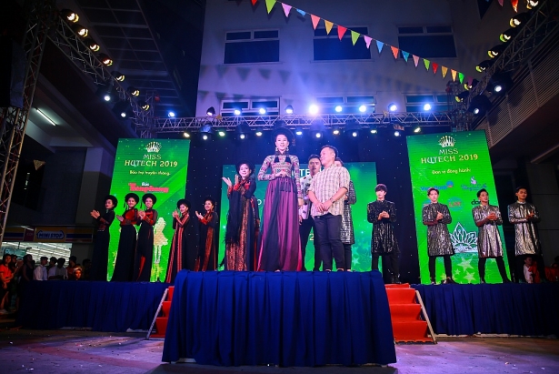 Văn Mai Hương khuấy động đêm hội văn hóa của sinh viên HUTECH 56