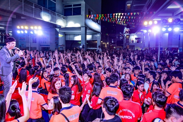 Văn Mai Hương khuấy động đêm hội văn hóa của sinh viên HUTECH 71