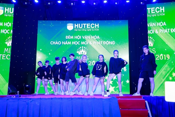 Văn Mai Hương khuấy động đêm hội văn hóa của sinh viên HUTECH 65