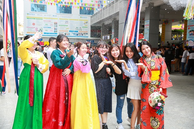 HUTECH students will “travel” to English-speaking countries with “Cultural Day” 15