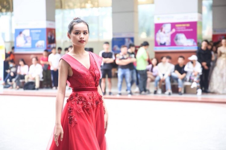 Nữ sinh Bình Phước 'nổi bần bật' ở cuộc thi Miss Hutech nhờ sắc vóc đẹp tựa người mẫu chuyên nghiệp 79