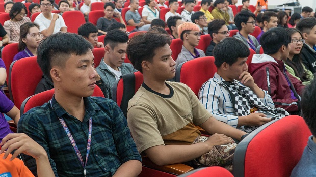 KTS Võ Trọng Nghĩa chia sẻ phương pháp sáng tạo thiết kế xanh với sinh viên HUTECH 36